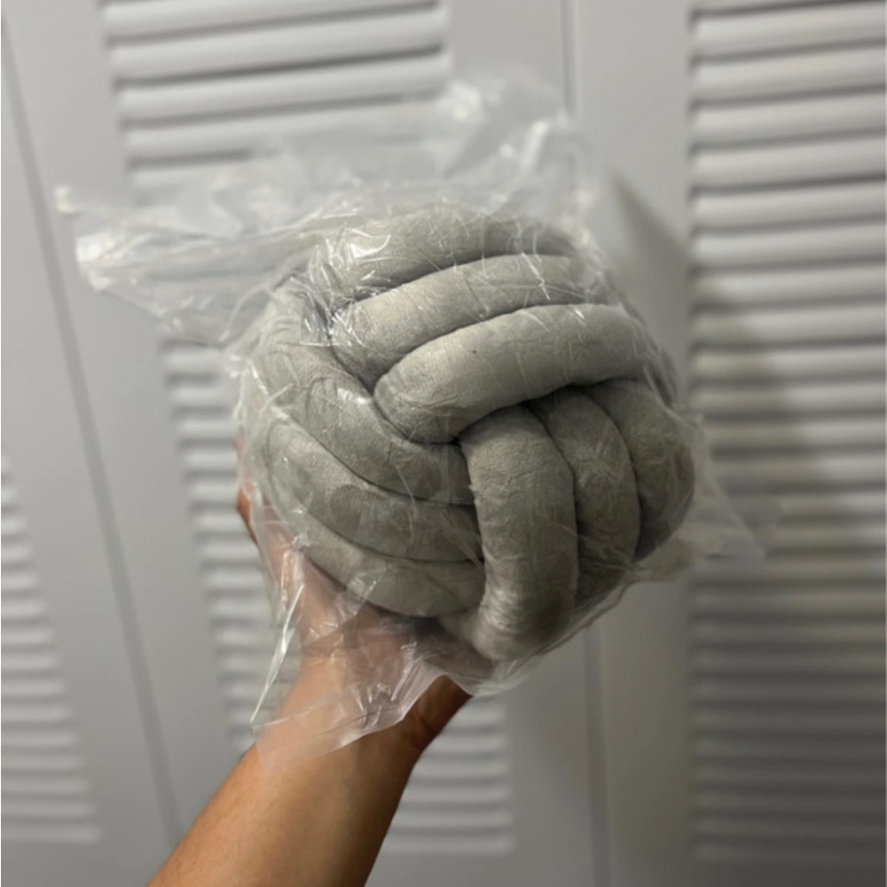 Knot decor pillow.